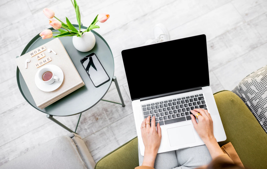 Una persona che lavora su un computer da casa è diventato comune anche in Ticino